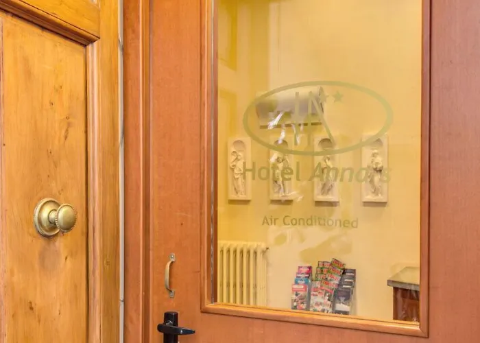 Anna's Hotell 2*